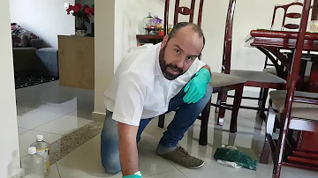 Como tirar manchas de água sanitária do porcelanato?