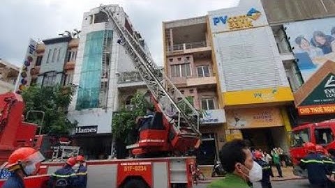 Cứu 15 người mắc kẹt trong ngôi nhà trọ 5 tầng bốc cháy ở TP.HCM.