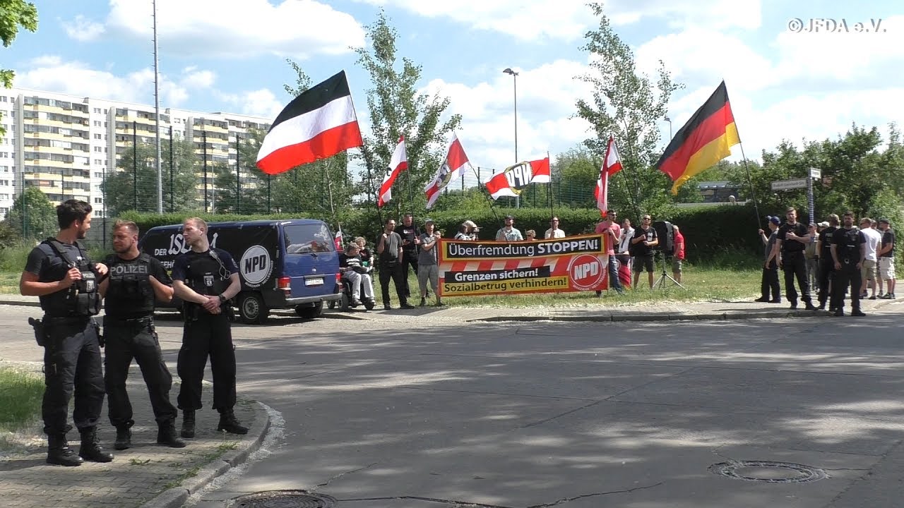 NPD-Kundgebung vor Geflüchtetenunterkunft in Berlin
