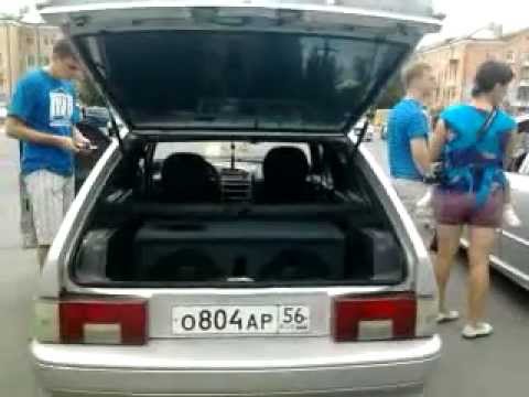 Песня кажется текст. Фото машин на которых прыгали люди. С дороги уставший. Песня мы запрыгнули в авто. Наклейка на заднее стекло автомобиля перепрыгни.