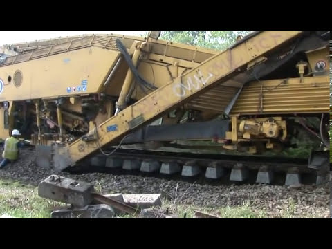 construindo uma linha fÃ©rrea - colocaÃ§Ã£o dos trilhos ========== Uma ferrovia (chamada tambÃ©m via-fÃ©rrea, caminho-de-ferro (portuguÃªs europeu) ou estrada-de-ferro (portuguÃªs brasileiro)) Ã© um sistema de transporte baseado em trens ou comboios correndo sobre carris ou trilhos previamente dispostos. O transporte ferroviÃ¡rio Ã© predominante em regiÃµes altamente industrializadas, como a Europa, o extremo leste da Ãsia e ainda em locais altamente populosos como a Ãndia. As ferrovias sÃ£o o meio de transporte terrestre com maior capacidade de transporte de carga e de passageiros. Em muitos paÃ­ses em desenvolvimento da Ãfrica e da AmÃ©rica Latina, as ferrovias foram preteridas pelas rodovias como tipo de transporte predominante. fonte: pt.wikipedia.org =========== Work train refers to any of a number of rail cars intended for internal non-revenue use by the railroad's operator. Work trains serve functions such as track maintenance, maintenance of way, revenue collection, system cleanup and waste removal, heavy duty hauling, and crew member transport. ========= Vias-fÃ©rreas sÃ£o compostas por dois trilhos paralelos destinados ao trÃ¢nsito de veÃ­culos especialmente projetados para tal, como bondes, vagonetes, litorinas, comboios ou trens, etc. No caso de trÃ¡fego de comboios ou trens a vias denominam-se ferrovias ou caminhos-de-ferro. A distÃ¢ncia entre os trilhos de uma via-fÃ©rrea Ã© denominada bitola. As bitolas mais comuns no Brasil sÃ£o: a bitola mÃ©trica (1.000 mm de largura), e aa <b>...</b>