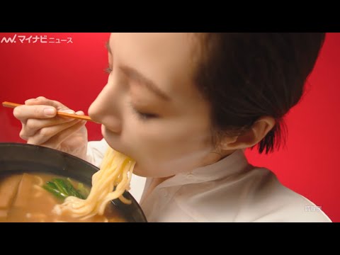 桜井ユキ、豪快な食べっぷり披露！ザ・ブルーハーツの名曲「人にやさしく」の替え歌も　明星麺神新CM『麺神のうた』編＆インタビュー映像公開