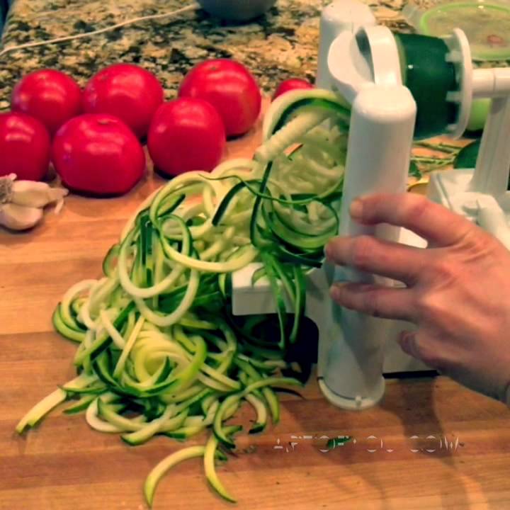 Zucchini noodle making with a Spiralizer. artofyou.com