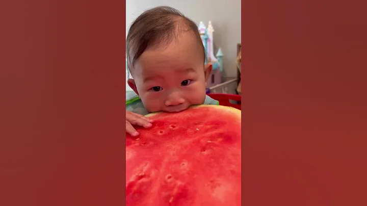 Baby tries eating watermelon 🍉 - DayDayNews