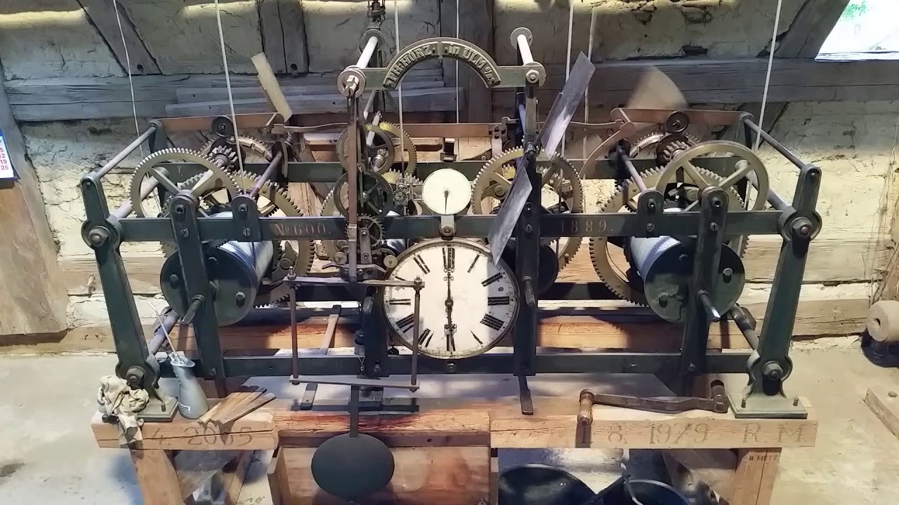 Ertingen , Hystorisches Turm - Uhrwerk von 1889 um sechs Uhr .