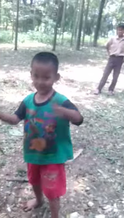 Vidio lucu saat mau menebang pohon pisang
