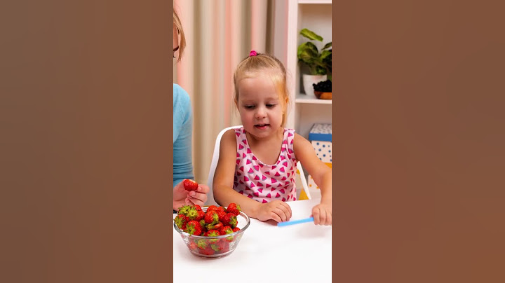 Easy strawberry eating 🍓 kid-friendly food hack