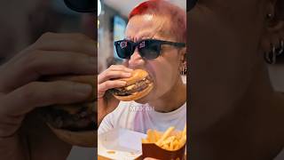 Jika kamu suka McDonalds, tahu nggak kalau orang Roma sudah makan fast food dari tahun 79 M? 🍔🏛️