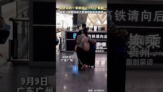 🇨🇳 A tear-jerking scene at the high-speed rail station, netizens say: 'Perhaps only a mother unde...