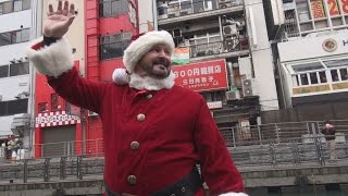 バースさん、サンタ姿で登場　大阪・道頓堀で
