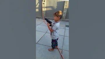 أصغر طفل بل عراق يرمي مسدس علي العكيلي 