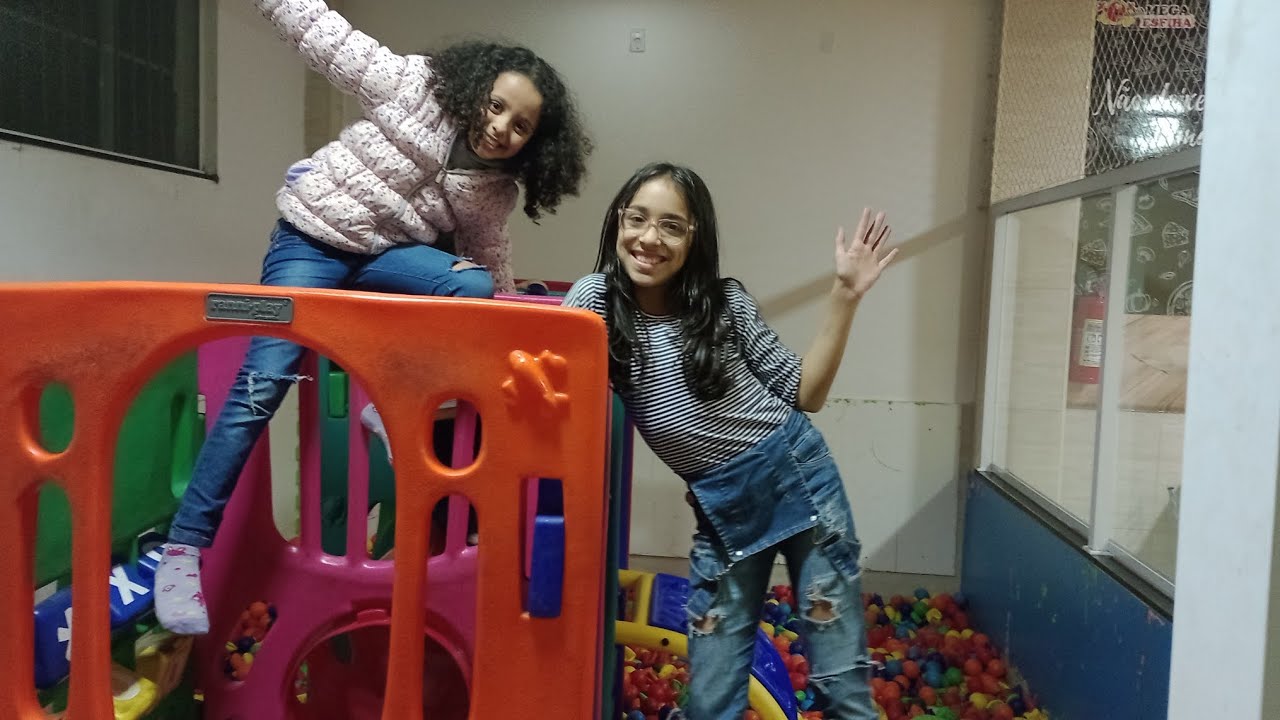brincamos-na-piscina-de-bolinhas-desafio-youtube