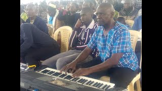 Mwalimu -Samson Kibaso -training with MATHARE NORTH  CHOIR