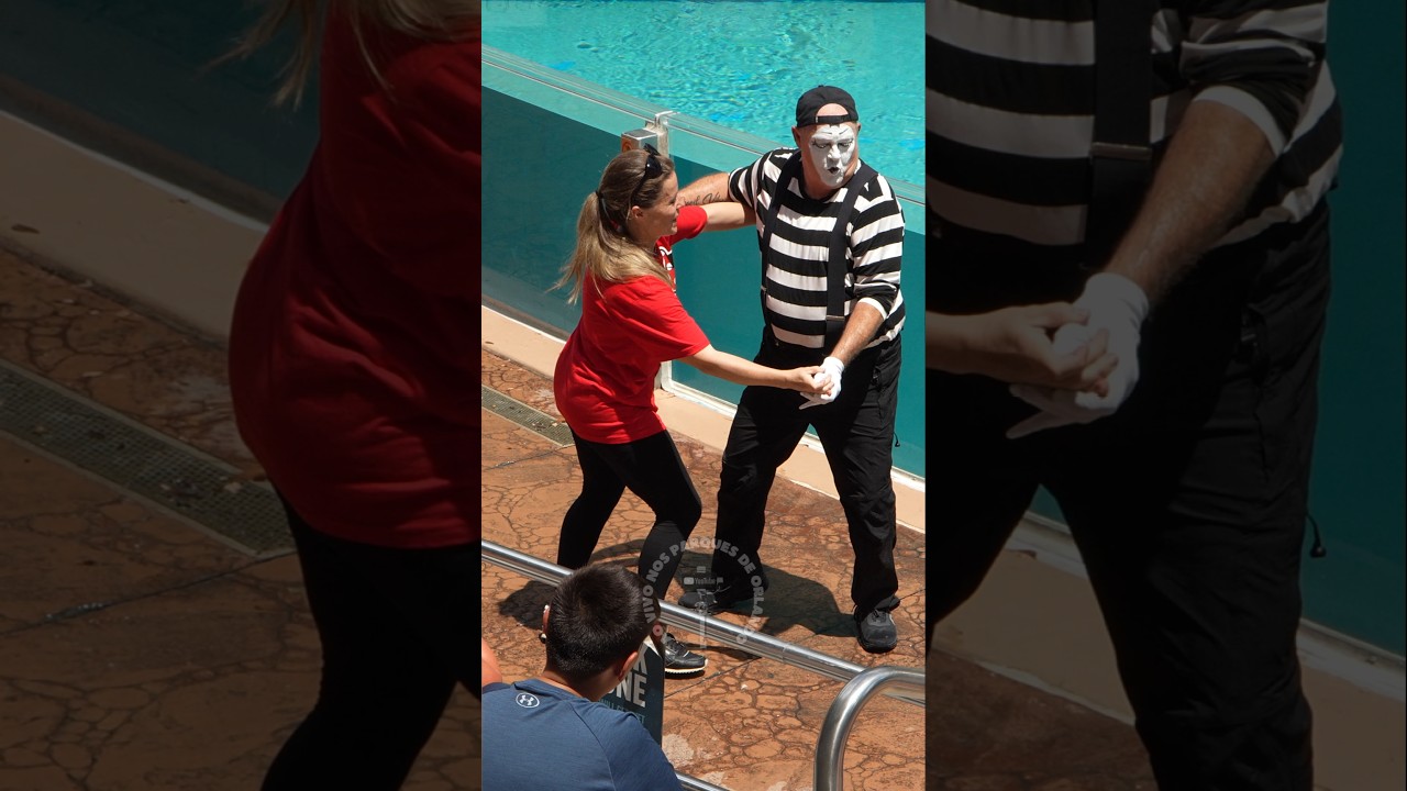 Tom o mímico dançando com esta mulher 💃🏻🕺🏻😂🤣 #tomthemime #seaworldmime #seaworldorlando