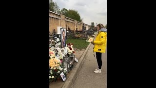 видео: Актриса Светлана Фролова посетила могилу Юрия Шатунова картинка: Актриса Светлана Фролова посетила могилу Юрия Шатунова