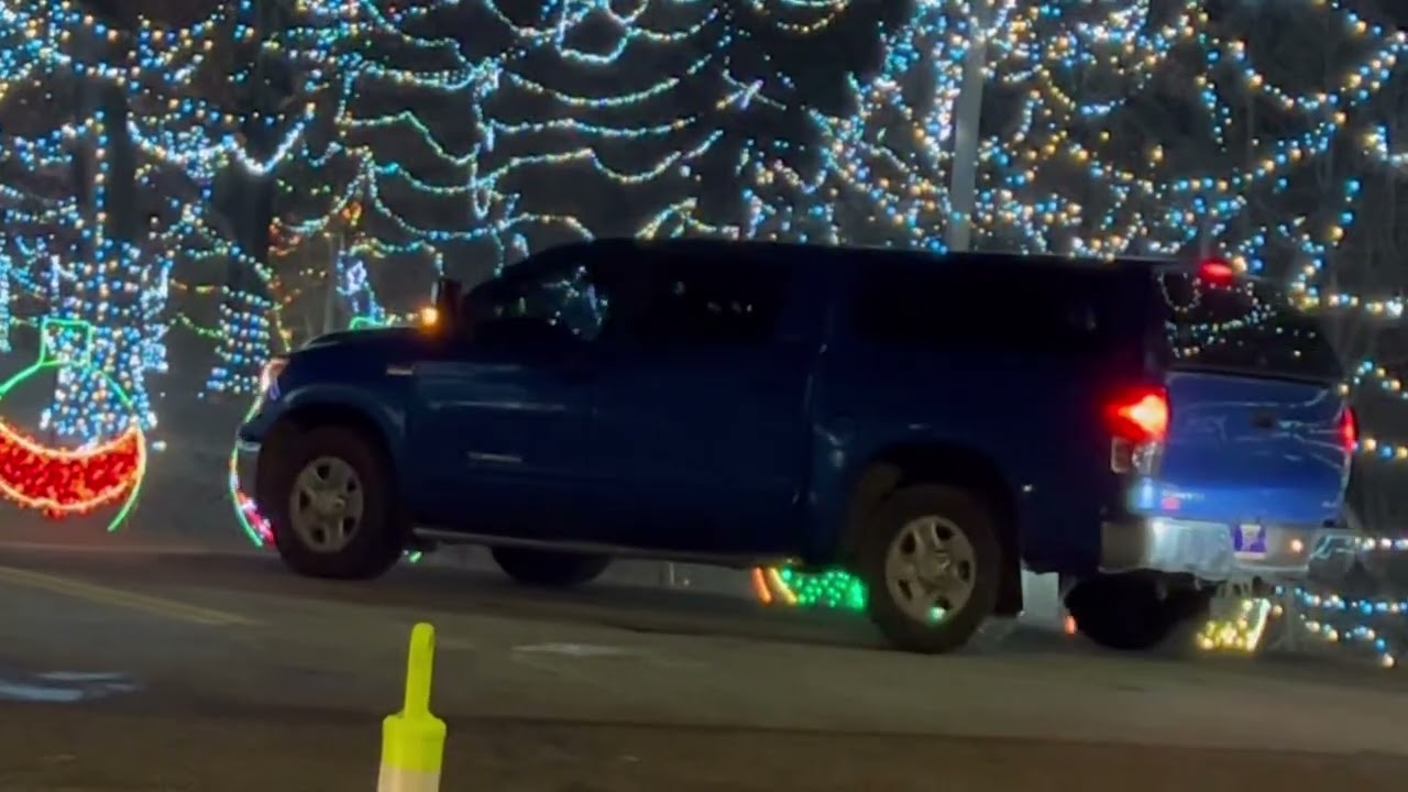 Trang trí nhà đêm Noel ở Mỹ có giống trang trí ở nhà thờ Đức Bà SG không?@KHUONGDUA.CHANNEL 