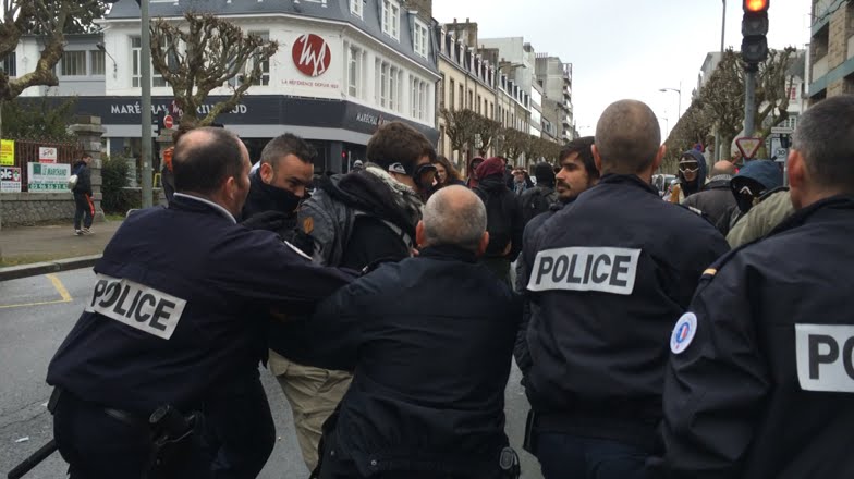 Saint-Brieuc : une fin de manif' tendue bd Clemenceau