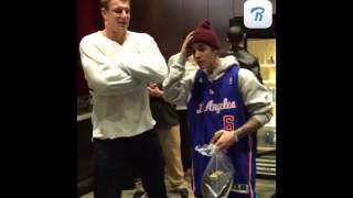 Justin Bieber chilling in the LA Clippers locker room w/ Rob Gronkowski screenshot 5
