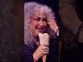 La hvm1ll0…Amanda Miguel barre el piso con Ángela Aguilar, tras ella ser su fan