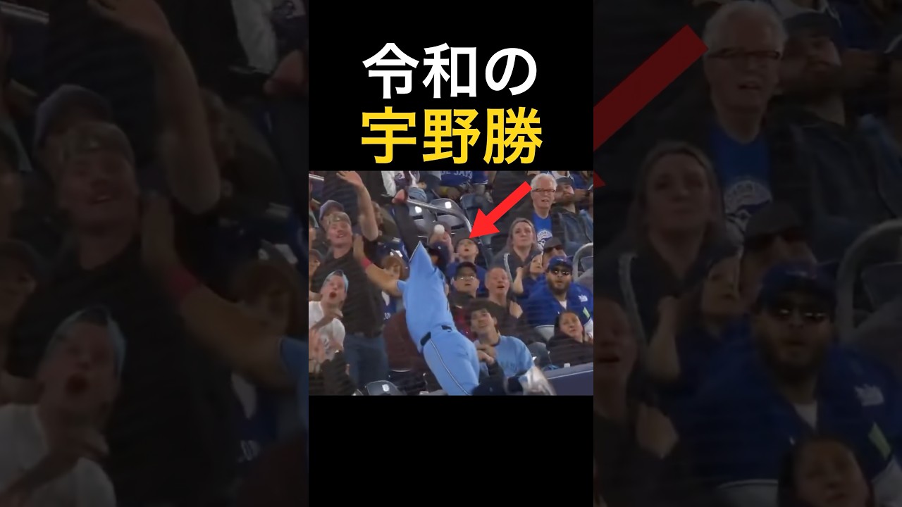 野球の試合中にヘディングをかましてしまう岡本和真