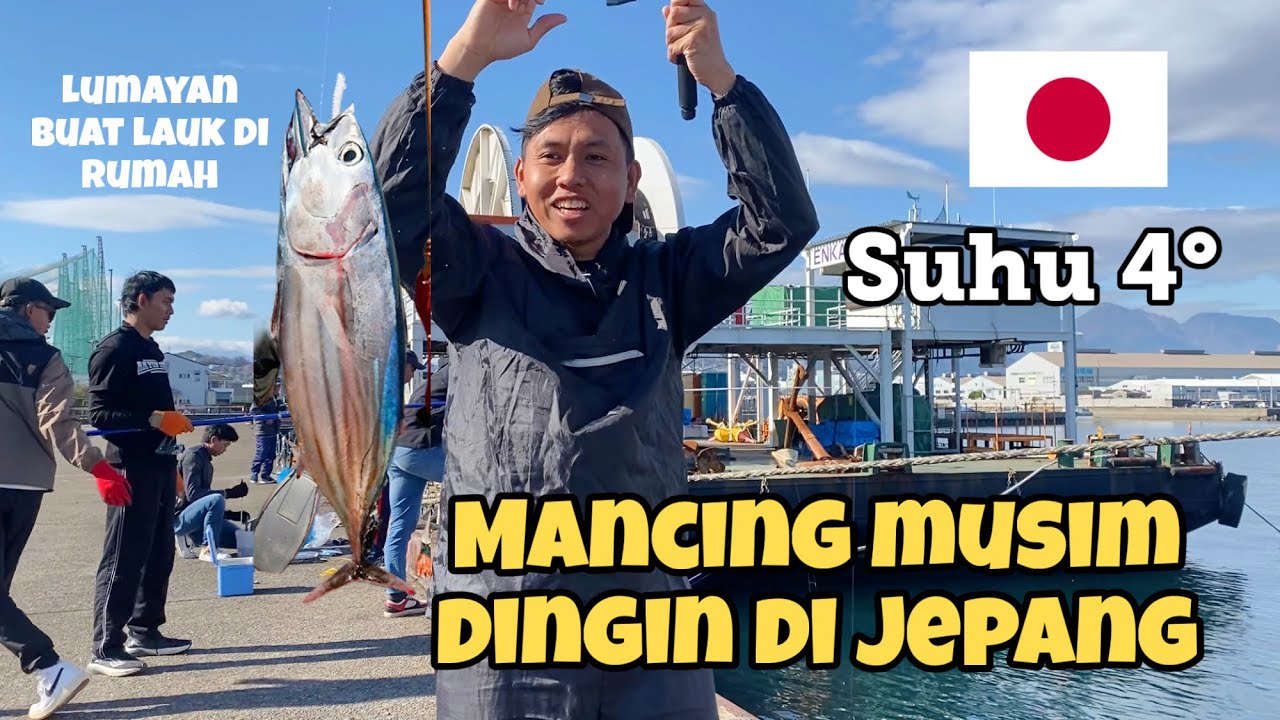 Nekat mancing di musim dingin cari ikan buat lauk. 