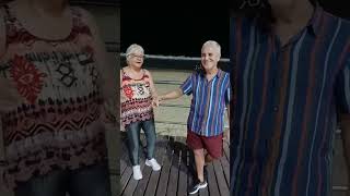 dançando com meu marido nesta noite maravilhosa na praia dos cavaleiros #macae #dance