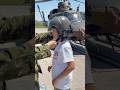 自衛隊の人にヘルメット被せてもらってヘリに乗る準備万端な小学生🚁 #人気 #ユーチューバー #小学6年はるの @haruno-Pero-Ku