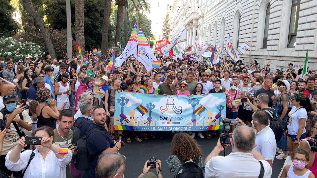 Bari Pride, 10mila in corteo per i diritti Lgbtqi. Decaro in testa al corteo