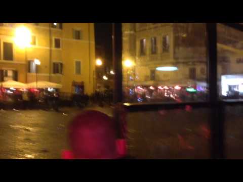 Feyenoord supporters rellen in Rome met ME (originele beelden)