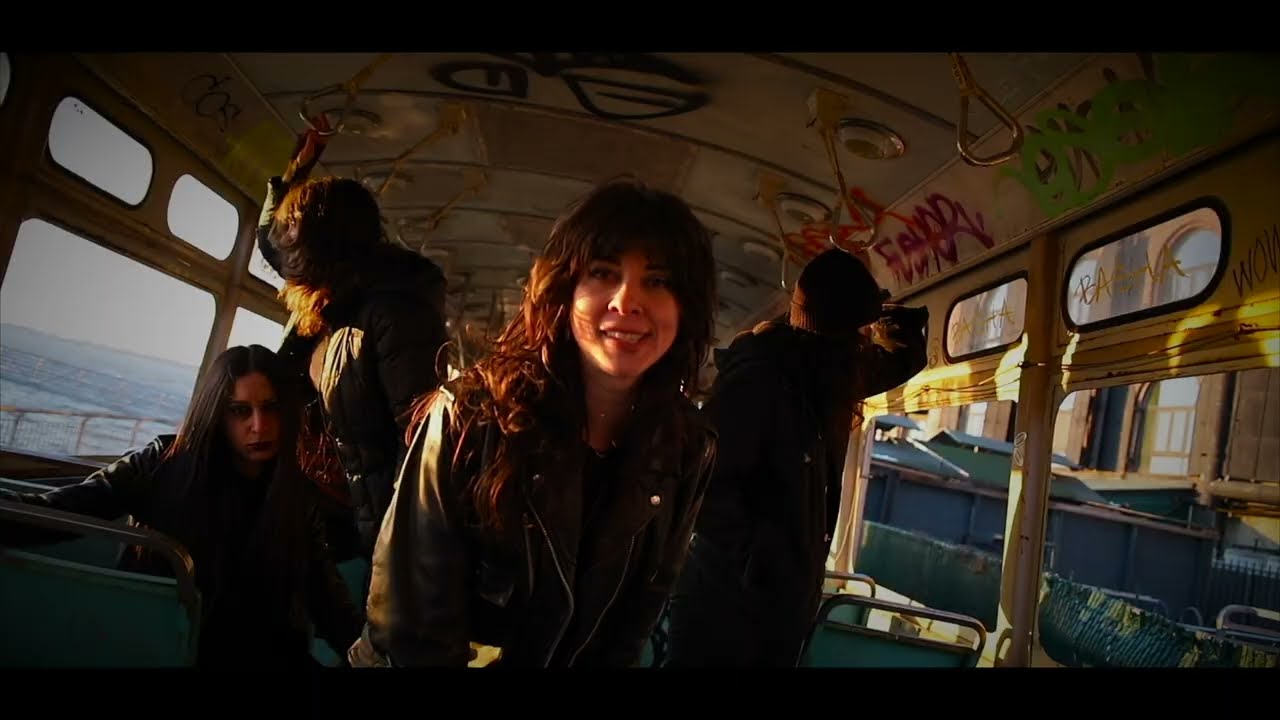 在 YouTube 上觀看「Desert Sharks - Siren Song (Official Music Video)」 在 YouTube 上觀看「Desert Sharks - Siren Song (Official Music Video)」