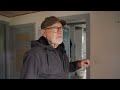 75-årige Ole flyttede fra kæmpe gård til 42 kvadratmeter uden vand - og er lykkelig