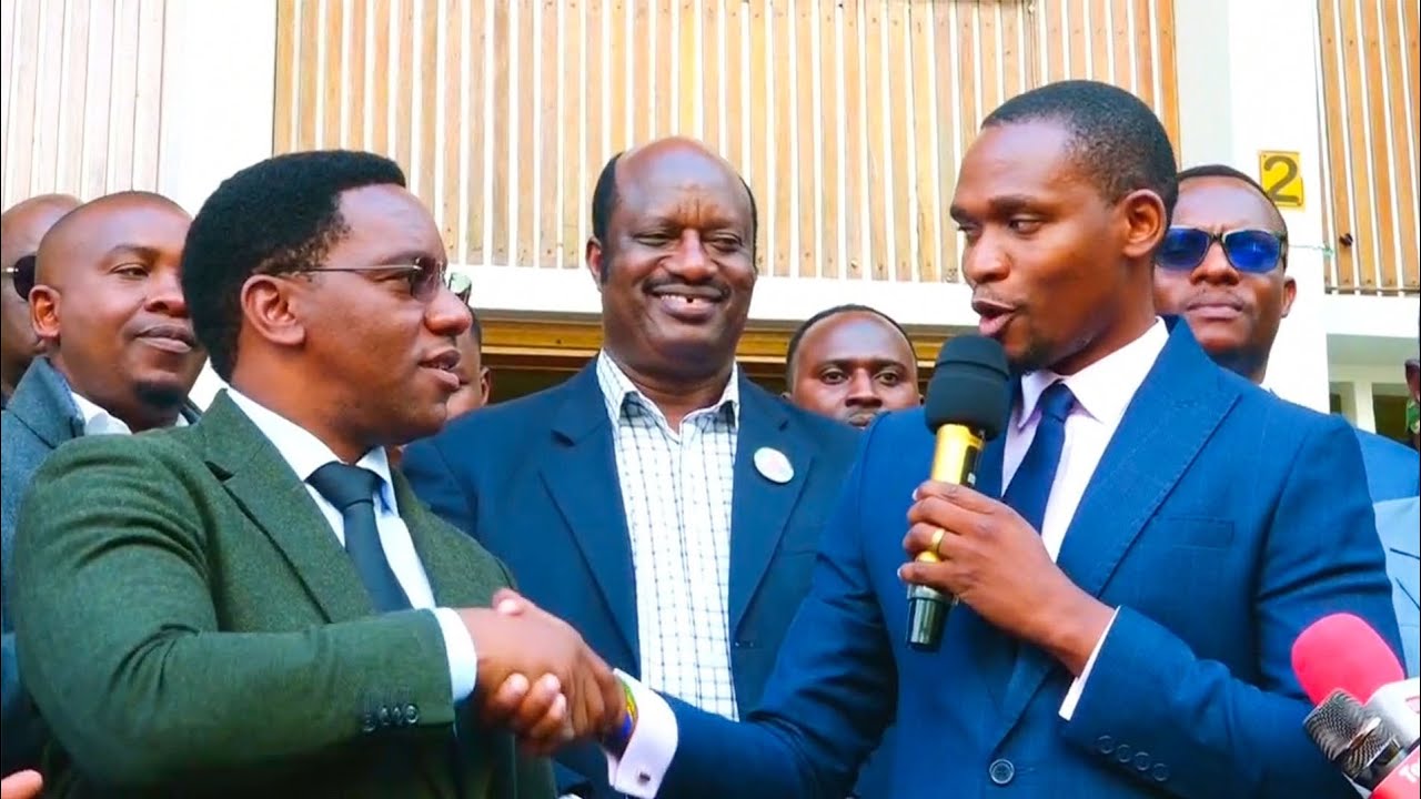 USO KWA USO MAKONDA NA RC KENANI ARUSHA,AWASHA MOTO OFISINI NA KUKAA PAMOJA..