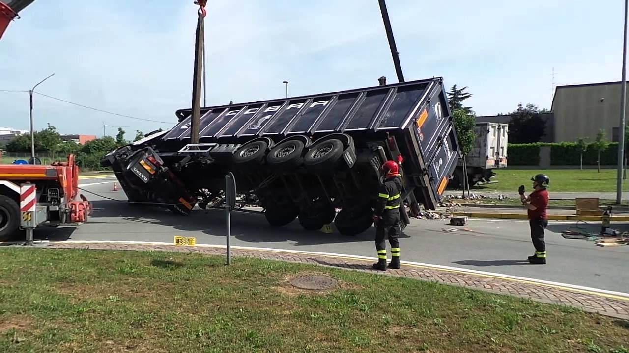 11052015 vvf saronno raddrizzano camion ribaltato origgio