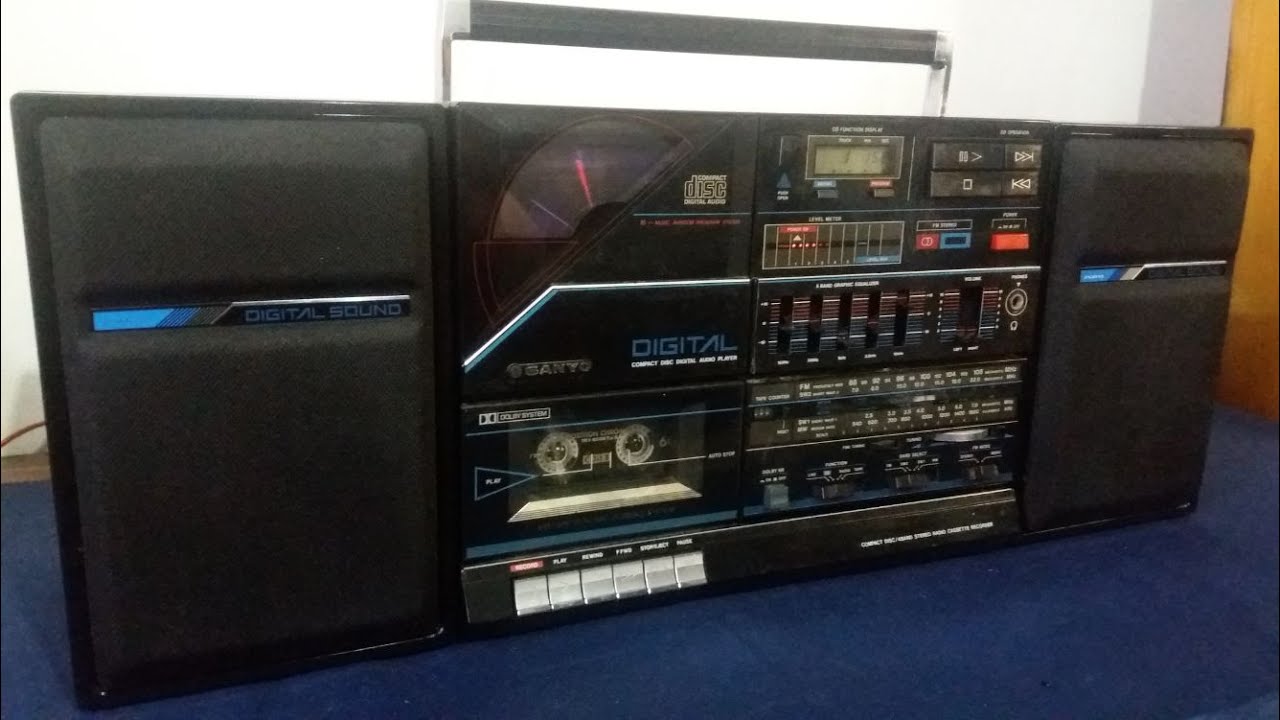 Nak Box SANYO MCD-300K RADIO RECORDER WITH CD PLAYER AND