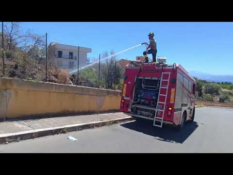 Reggio Calabria, le immagini dell'incendio nella zona dell’Eremo