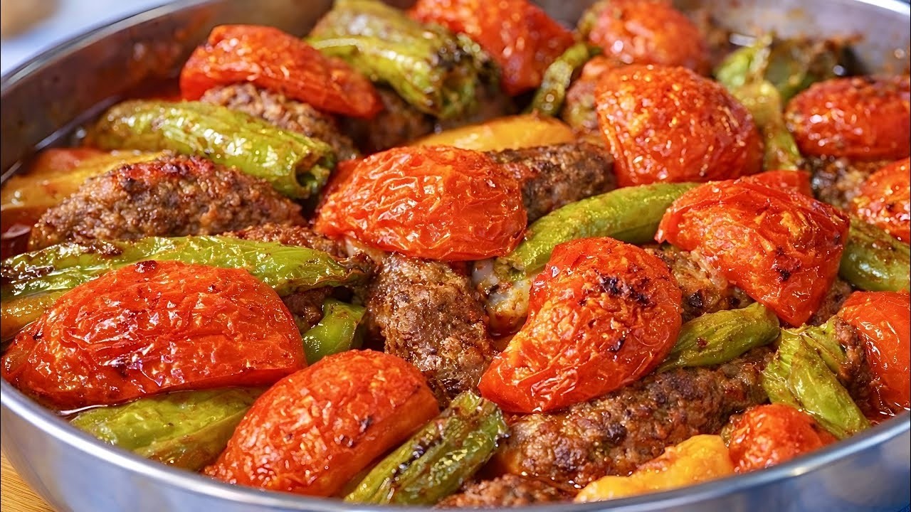 Sırrı sosunda🛎 mükemmel bir tepsi yemeği arayanlara gelsin efendim🛎🛎🛎 patates kıyma ile izmir köfte