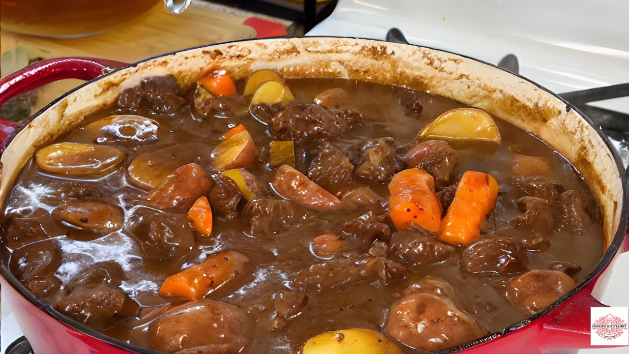 BEEF STEW is the perfect comfort food that taste even better the next day | One Pot Beef Stew Recipe