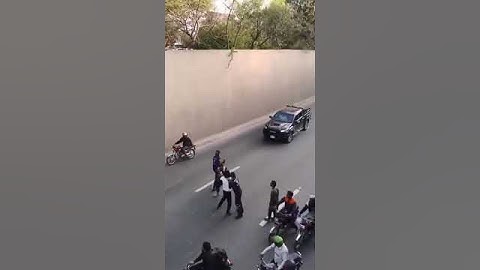 A brave man fight against private security guard in lahore