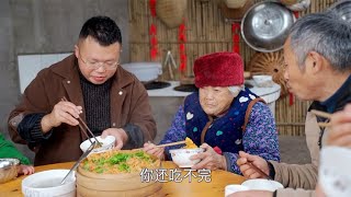 奶奶怀念羊肉格格的味道，桃子买两斤肉蒸一笼，冬天吃着确实安逸