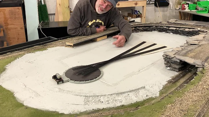 HO Train Roundhouse and Turntable...Wee Bit of a Problem!