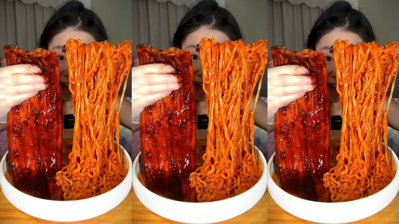 Eat spicy 🔥 🥵 noodles 🍜 with eggs 🤤 🥚 #mukbang #hotpot #yummiestfood