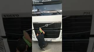 Bizdeki Aşk Erkek Ile Kız Arasında Değil. Erkek Ile Araba Arasındadır Resimi