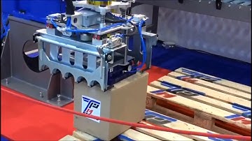 Yaskawa robot palletizing boxes, bags and wooden pallet powered by Vuototecnica Octopus