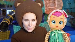 Маленькая Вера - Медведь И Алиса Дарят Кукол Crybabies Малышам