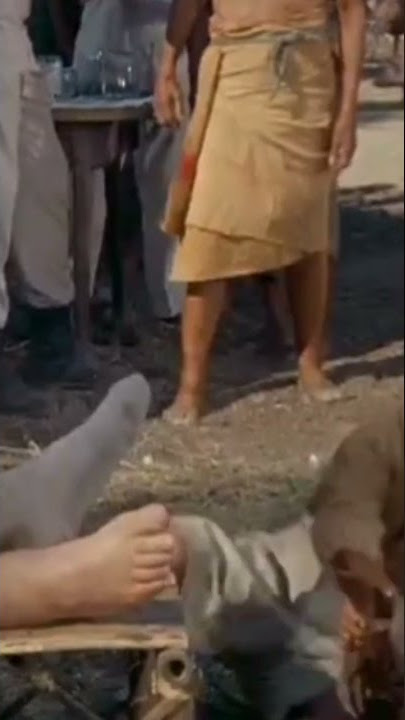 The Spiral Road (1962) - Eh Macam Mana Kasut Ni Boleh Ketat Ni?