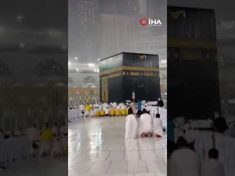 Mekke’de sel! Müslümanlar şiddetli yağış altında Kabe'yi tavaf etti