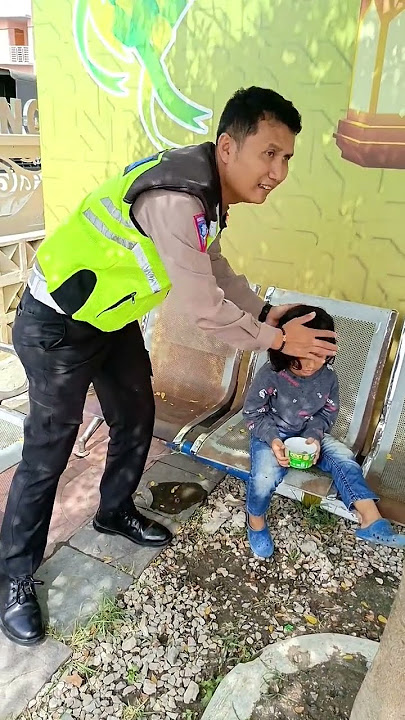When Bagas Met the Kind Police Officer When He Came Home From Lake Toba. Dedek Was Sick, Uncle 👮❤