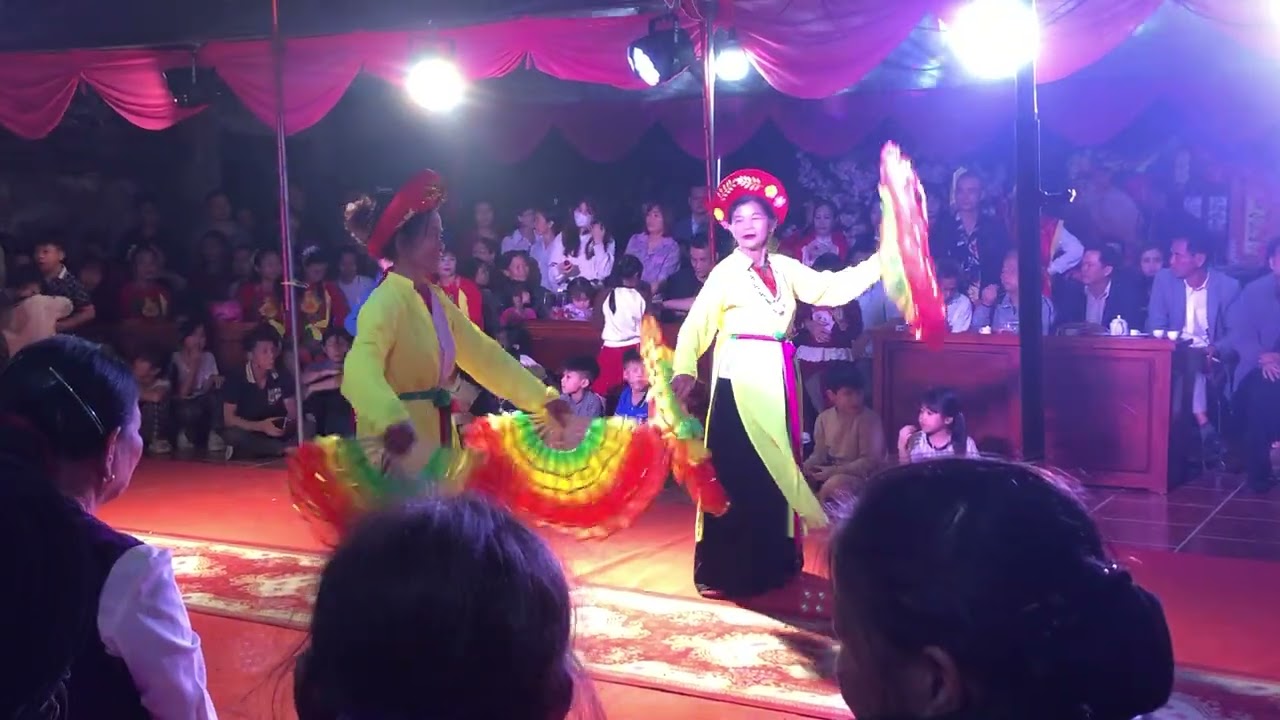 Múa mừng đình làng tranh đội hoa mai xóm cầu