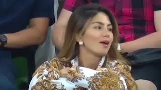 Arap spiker aşka geldi, tribündeki güzel kızı görünce maçı bıraktı şarkı söylemeye başladı Resimi