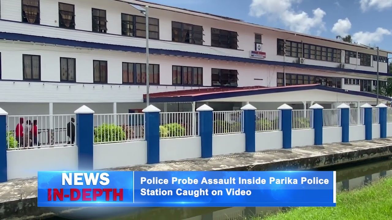 Полиция расследует нападение в полицейском участке Парика, запечатленное на видео.
